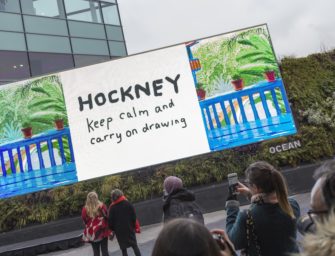 Картина Хокни, нарисованная на iPad, легла в основу DOOH кампании его выставки