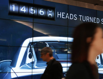 Билборд Mazda считает, сколько человек обернулось на него посмотреть