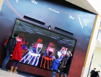 Тренеры «Голоса Великобритании» разворачиваются к покупателям в DOOH-рекламной кампании канала ITV