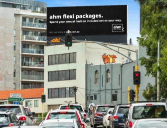 Страховая компания ahm провела в Мельбурне синхронизированную OOH-радио кампанию