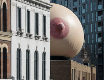 В Лондоне установили гигантскую грудь, чтобы привлечь внимание к проблеме грудного вскармливания