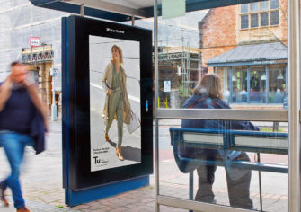 Sainsbury’s устроила в Великобритании показ мод на «чувствующих» погоду билбордах