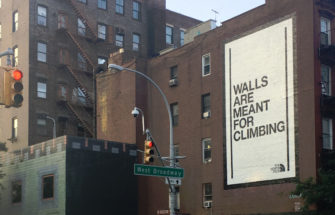 North Face в рекламной кампании обыграл обещание Дональда Трампа построить стену на границе с Мексикой