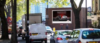 KIA проводит в Великобритании синхронизированную OOH-радио кампанию