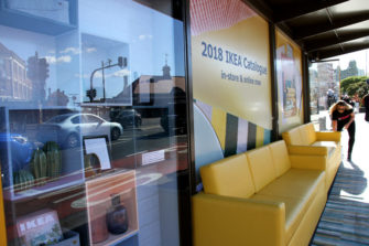 В Австралии автобусные остановки превратили в гостиные IKEA