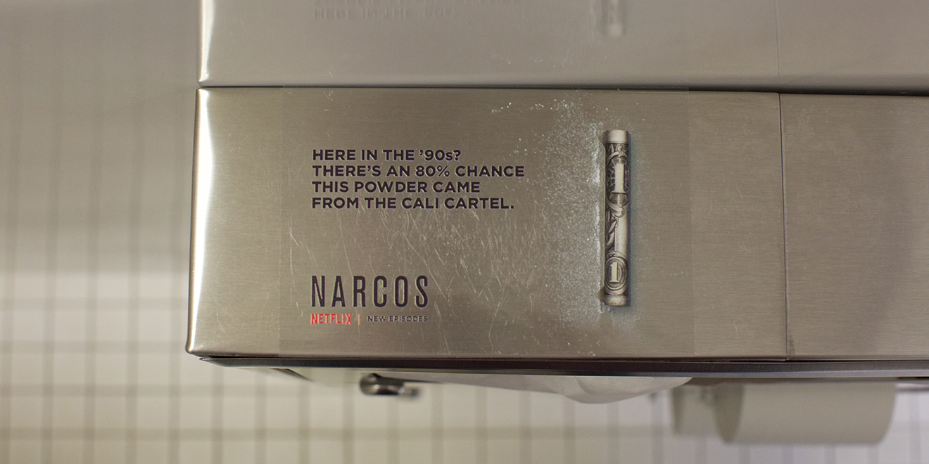 narcos-netflix-bathroom