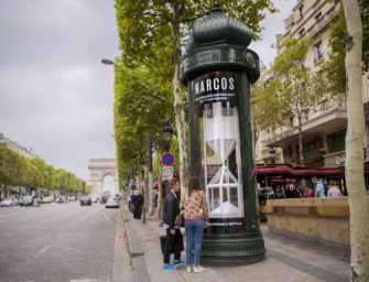 Netflix наполнил рекламные тумбы в Париже кокаином