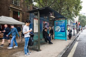 Perrigo продвигает в Лондоне Никвитин с помощью «мятной» автобусной остановки