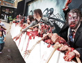 Британский парк развлечений установил билборд с живыми мертвецами