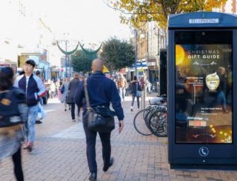 В преддверии праздников в британской наружной рекламе появился «Путеводитель по подаркам к рождеству»