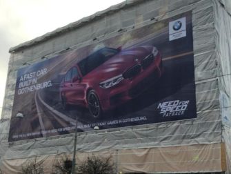 BMW возвращается к войне билбордов. Теперь с Volvo