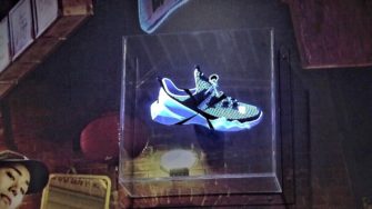 Skechers разместил в Сингапуре наружную рекламу с голограммой