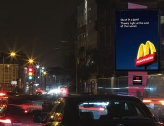 McDonald’s дразнит британских водителей трафикозависимой наружной рекламой