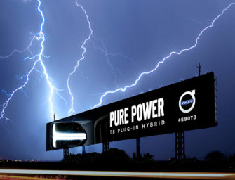 Volvo создала в Бангкоке билборд, работающий от удара молнии