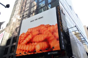 13 блестящих OOH кампаний уходящего года