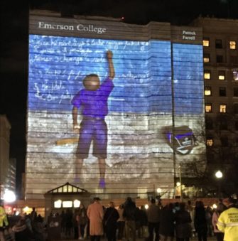 Университет в Бостоне превратил защитную фасадную сетку в арт-объект