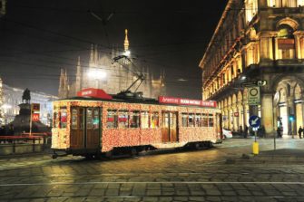 Наружная реклама для создания праздничной атмосферы