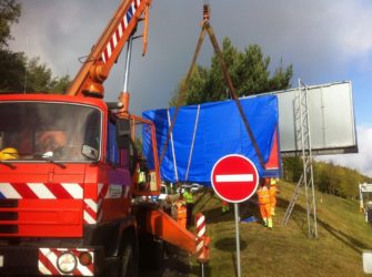 Спустя полгода после запрета в Чехии рекламы на трассах демонтирована лишь малая ее часть