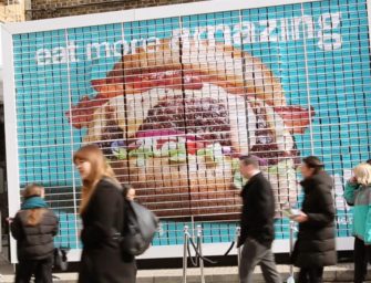 Deliveroo создал в Лондоне билборд из гамбургеров