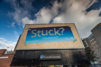 Оператор сотовой связи O2 продвигает услугу ежегодного обмена устаревших моделей смартфонов с помощью нарочито небрежных постеров