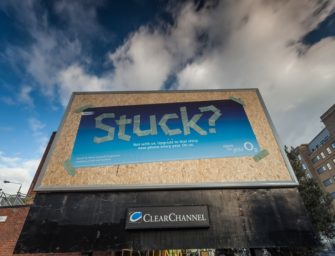 Оператор сотовой связи O2 продвигает услугу ежегодного обмена устаревших моделей смартфонов с помощью нарочито небрежных постеров