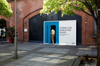 Билборды MINI учат берлинцев «ходить огородами»