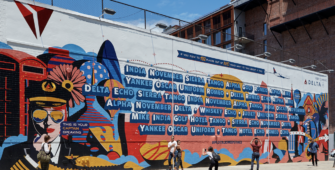 Авиакомпания Delta обыграла стиль общения пилотов в наружной рекламе в Нью-Йорке