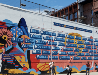 Авиакомпания Delta обыграла стиль общения пилотов в наружной рекламе в Нью-Йорке