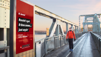 Шведские диванные стратеги с помощью наружной рекламы дают советы тренеру национальной сборной по футболу