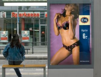 Власти Стокгольма запретили размещать оскорбительную и сексистскую рекламу в общественных местах