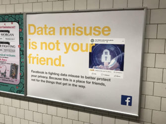 Facebook продает онлайн-рекламу, а выручку тратит на билборды