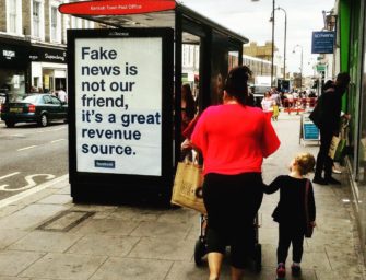 Британский художник переделал наружную рекламу Facebook с извинениями