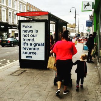 Британский художник переделал наружную рекламу Facebook с извинениями