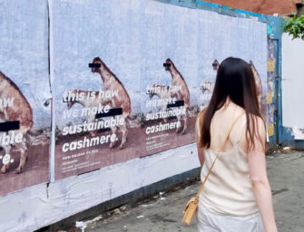 Полторы тысячи плакатов со спаривающимися кашмирскими козами анонсируют открытие магазина шерстяного трикотажа в Нью-Йорке