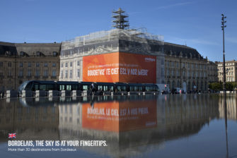 Брандмауэр easyJet в Бордо можно прочитать лишь в отражении в воде