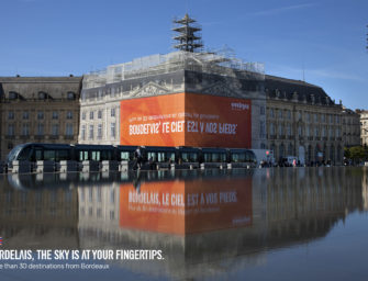 Брандмауэр easyJet в Бордо можно прочитать лишь в отражении в воде