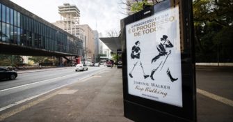 У символа Johnnie Walker появились друзья в новой рекламной кампании