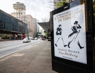 У символа Johnnie Walker появились друзья в новой рекламной кампании