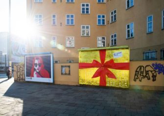 В Берлине появился самый теплый постер