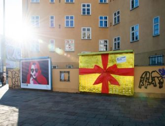 В Берлине появился самый теплый постер