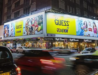 Реклама коллекции J Balvin × Guess очищает воздух в Лондоне