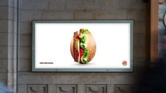 Burger King превратил воппер в яйцо в пасхальных принтах