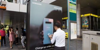 Samsung превратил автобусные остановки в станции беспроводной зарядки