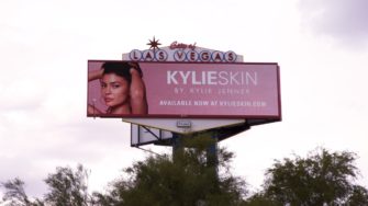 Программатик DOOH — это просто. Проверено Кайли Дженнер