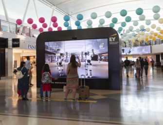 Ernst & Young предложил посетителям аэропорта JFK почувствовать себя роботами