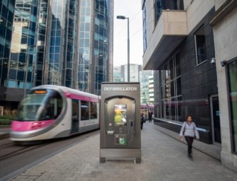 JCDecaux установит в Великобритании рекламно-информационные терминалы с дефибриляторами