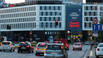 DOOH реклама предупреждает польских водителей о выключенных фарах