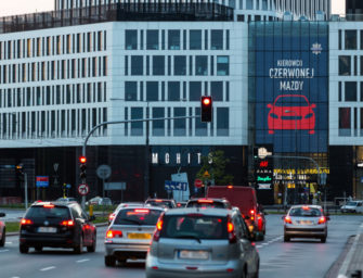DOOH реклама предупреждает польских водителей о выключенных фарах