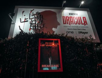 BBC «оживила» Дракулу на билбордах в Лондоне