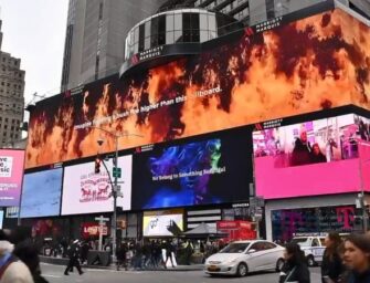 Самый большой билборд в США отдали австралийским пожарным под социальную рекламу